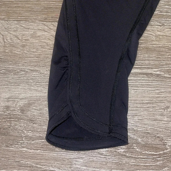 Lululemon athletica size 4 black crop leggings side zip pocket tulip hem capri - Picture 4 of 10